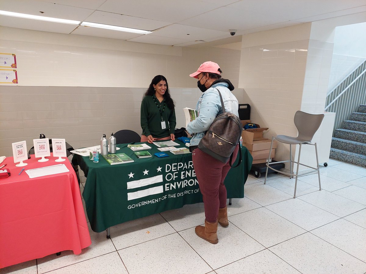 SustainDC's tweet photo. #RootingDC was such a blast! So many great sessions on growing food and improving our food system. Thanks to Anacostia High School for hosting! Keep up with the @DOEE_DC Office of Urban Ag all year round: https://t.co/UQE8akIOOL. https://t.co/JHjKwWts85