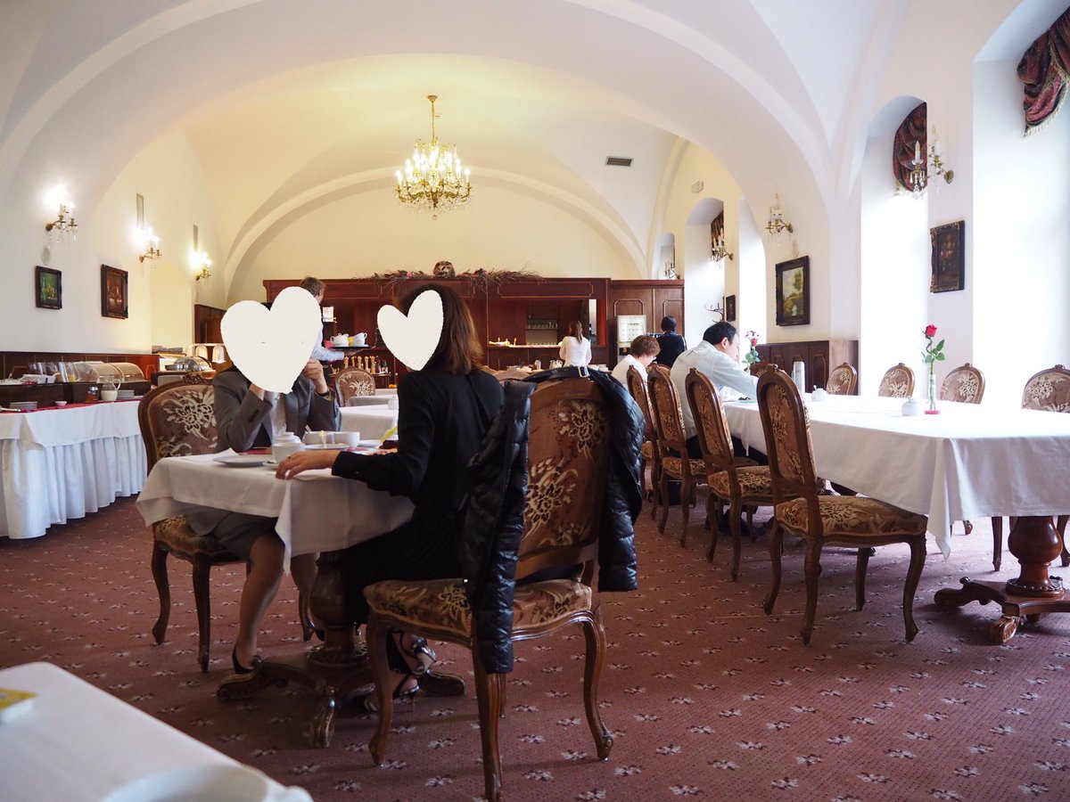 Eriy06's tweet image. WBCでチェコに興味を持ってくれた方に、私のおすすめの古城ホテルを紹介します。こんな素敵なお城に泊まれて、朝食付きで1部屋10000円くらい。

2人で泊まったから1人5000円でした。サウナとプールもあります✨
ホテルシュテクル　booking.com/Share-LIVugV

#チェコへ行こう