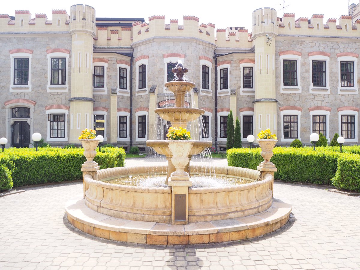 Eriy06's tweet image. WBCでチェコに興味を持ってくれた方に、私のおすすめの古城ホテルを紹介します。こんな素敵なお城に泊まれて、朝食付きで1部屋10000円くらい。

2人で泊まったから1人5000円でした。サウナとプールもあります✨
ホテルシュテクル　booking.com/Share-LIVugV

#チェコへ行こう