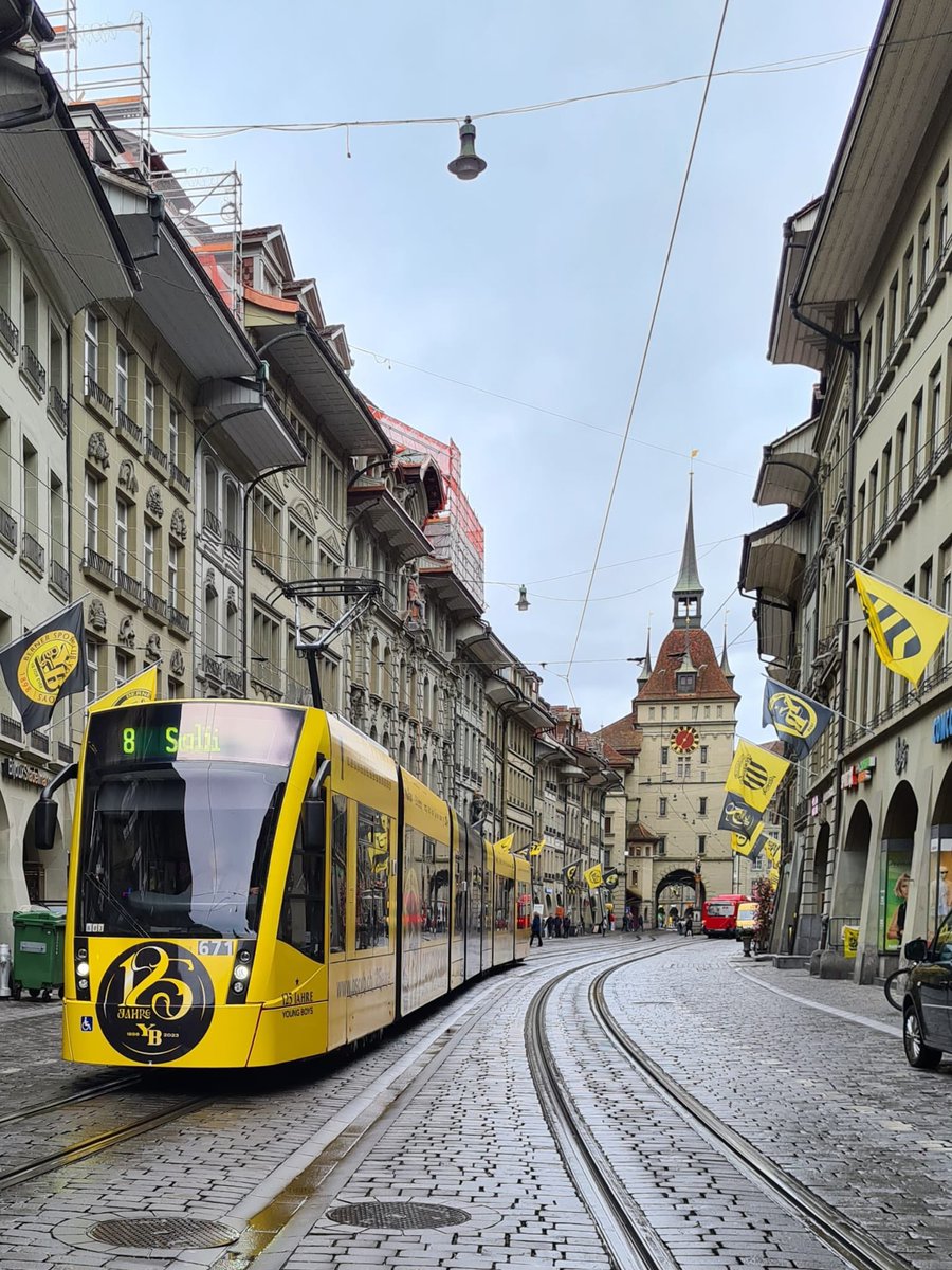 _petit_lion's tweet photo. Hey @BERNMOBIL Warum muss das YB Tram ausgerechnet heute die Linie 8 bedienen und darf nicht standesgemäss als 9i-Tram unterwegs sein? #125JahreBSCYB https://t.co/QbB8kJJICH