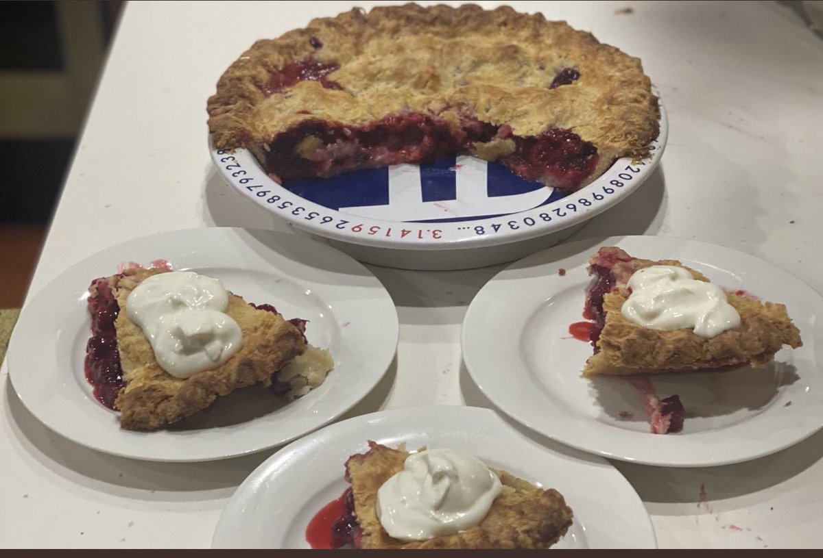 Eli_ElChantiry's tweet photo. Happy #internationalPieDay my favourite strawberry rhubarb pie, what’s your favourite? #ward5ott https://t.co/mr70r7wLZU