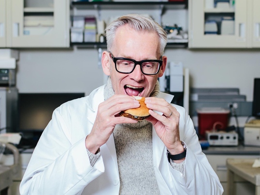 Julian McClements is a lot like the rest of us— trying to eat less meat but not always liking it. But the director of the alt-protein research lab and a professor of food science at the University of Massachusetts Amherst, he can do something about it. alt-meat.net/eating-meat-le…