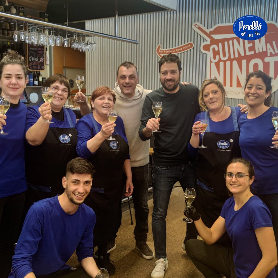 Perello1898's tweet photo. Fins sempre Guada! 👋🏼✨ Una de les cares més visibles de la #BarraPerelló emprèn un nou projecte i així vam brindar amb ella i per ella. 

Ens acompanyava des dels inicis de l'espai de degustació del Mercat del Ninot i la trobarem a faltar! 💙🐟 https://t.co/vrgtFB5AeW