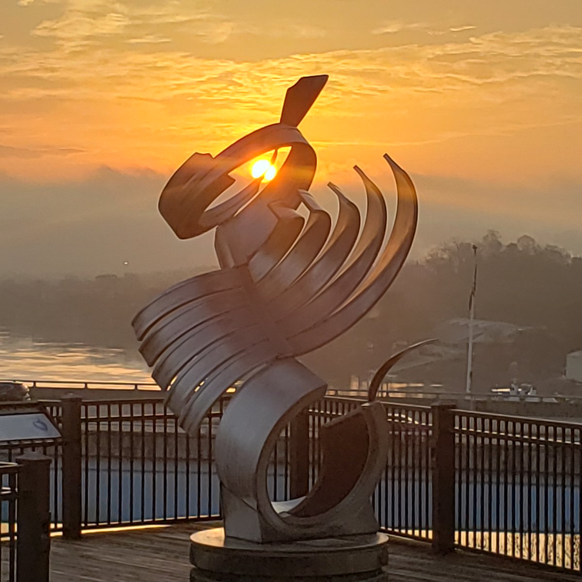 AlisonPryorWx's tweet photo. Beautiful photos from over the weekend from Steve Minton in Chattanooga! #ScenicCity #BluffView #Chattanooga #CoolidgePark #WalnutStreetBridge #sunrise #sunset #TNwx https://t.co/Ed5m2XS50d
