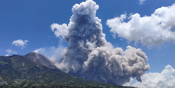 VTVcanal8's tweet photo. #INTERNACIONAL🌎| El volcán Merapi, ubicado en Java Central, lndonesia, ha provocado la alerta de las autoridades locales al entrar en erupción, expulsando humo y cenizas sobre los pueblos situados cerca del cráter.

Fuente: Internacional

#ChávezAntiimperialista https://t.co/FwrEgADDTL