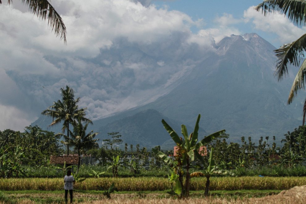 VTVcanal8's tweet photo. #INTERNACIONAL🌎| El volcán Merapi, ubicado en Java Central, lndonesia, ha provocado la alerta de las autoridades locales al entrar en erupción, expulsando humo y cenizas sobre los pueblos situados cerca del cráter.

Fuente: Internacional

#ChávezAntiimperialista https://t.co/FwrEgADDTL