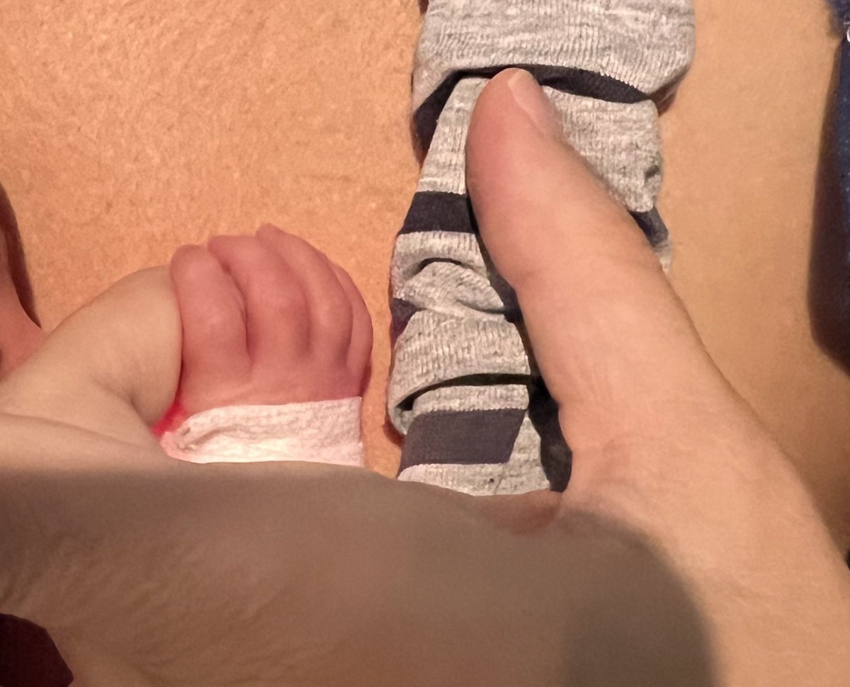 Queremos presumir que Milo tiene fuerza para agarrar la mano de su mamá. Nuestro pequeño gigante. 🤍