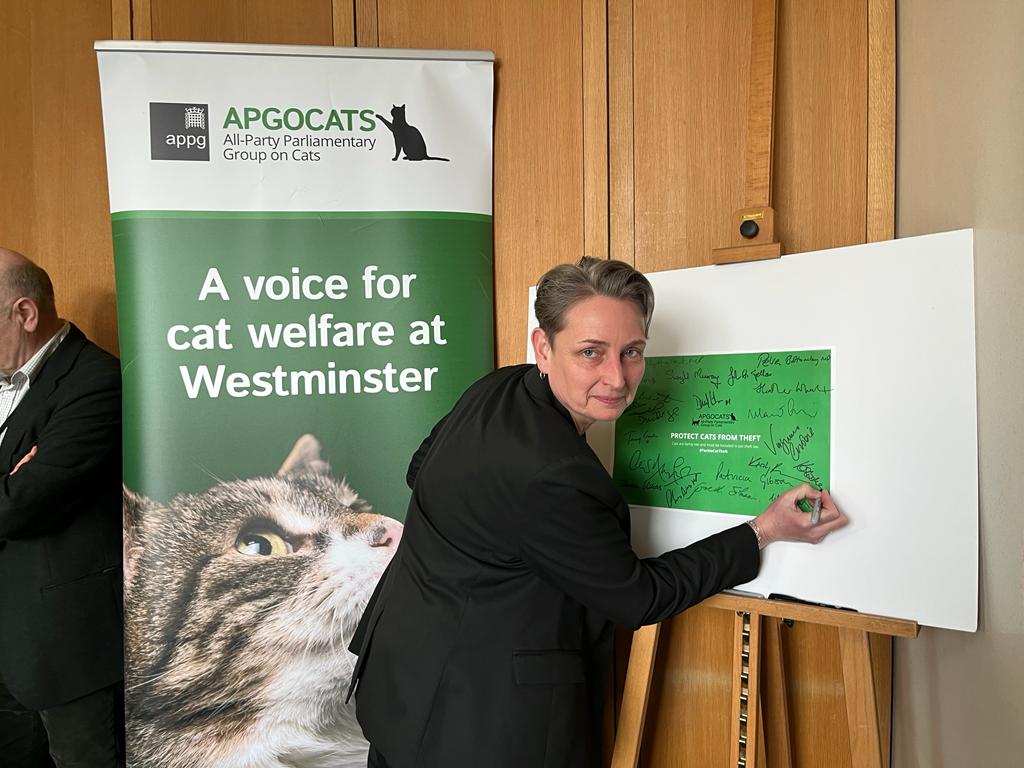 I was pleased to join APPG on Cats drop in event today where I signed the pledge to protect cats from theft. The #KeptAnimalsBill proposes to make pet theft an offence but right now only includes dogs 🙀- cats are family too & must be included in pet theft law. #TackleCatTheft
