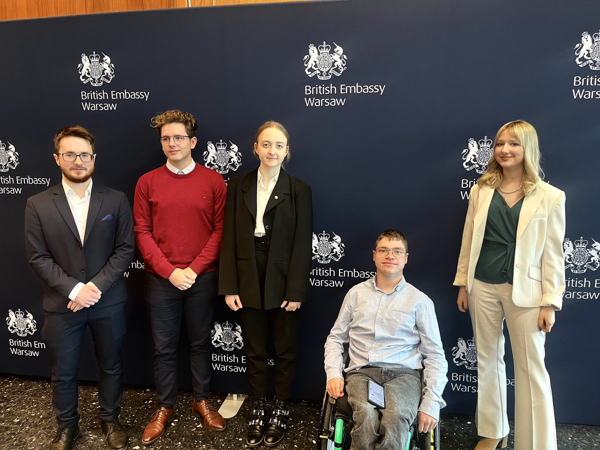 _dariadobosz's tweet image. Dzisiaj w Ambasadzie 🇬🇧🇮🇪odbyła się debata o roli młodzieży w zielonej transformacji 🌳🔋
Nie możemy dopuścić do tego, aby nasze pokolenie stało na pierwszej linii frontu podczas katastrofy klimatycznej. CZAS NA ZMIANY✌️

Dziękuje @AnnaClunes za zaproszenie i wspieranie młodych!