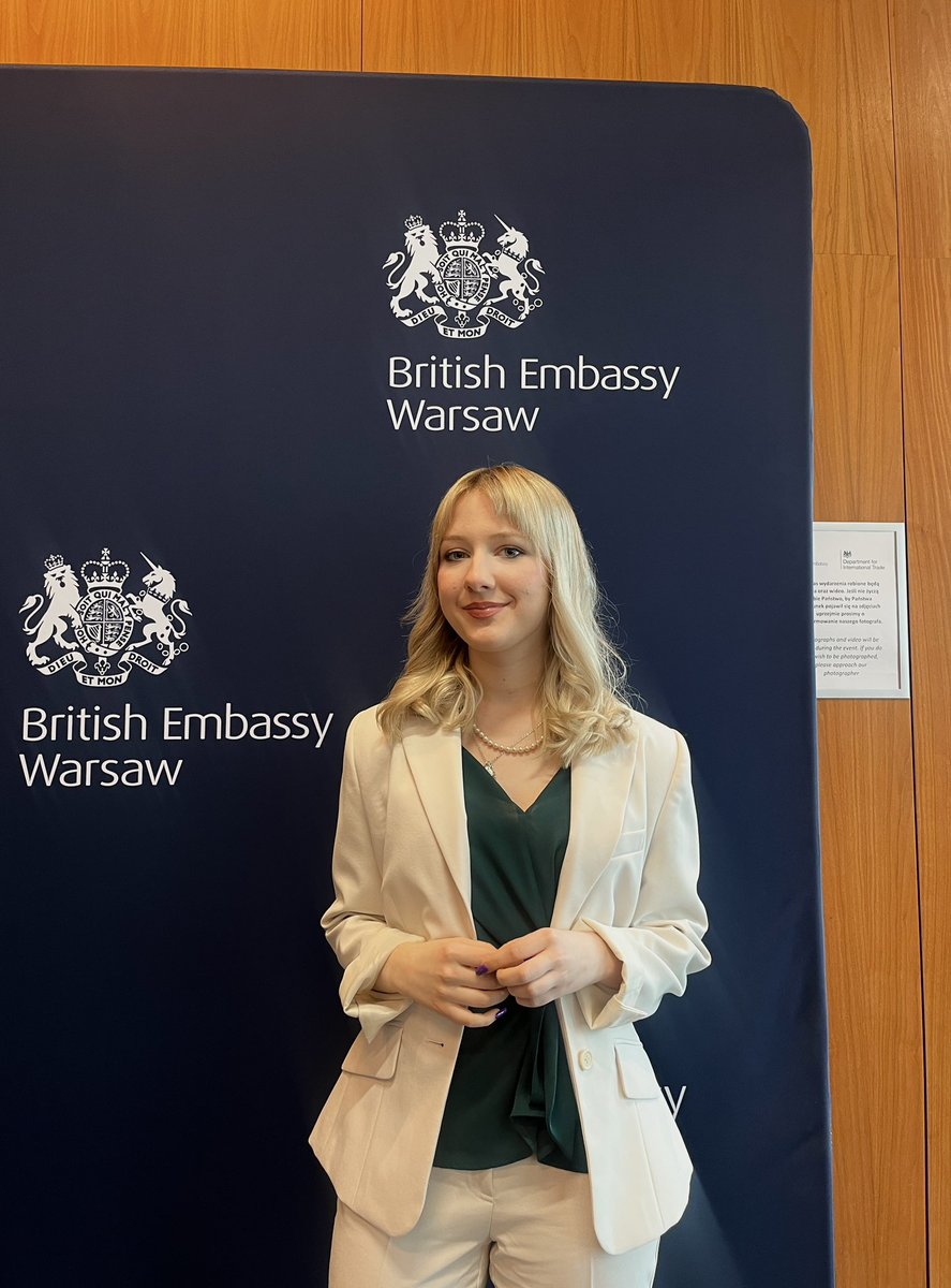 _dariadobosz's tweet image. Dzisiaj w Ambasadzie 🇬🇧🇮🇪odbyła się debata o roli młodzieży w zielonej transformacji 🌳🔋
Nie możemy dopuścić do tego, aby nasze pokolenie stało na pierwszej linii frontu podczas katastrofy klimatycznej. CZAS NA ZMIANY✌️

Dziękuje @AnnaClunes za zaproszenie i wspieranie młodych!