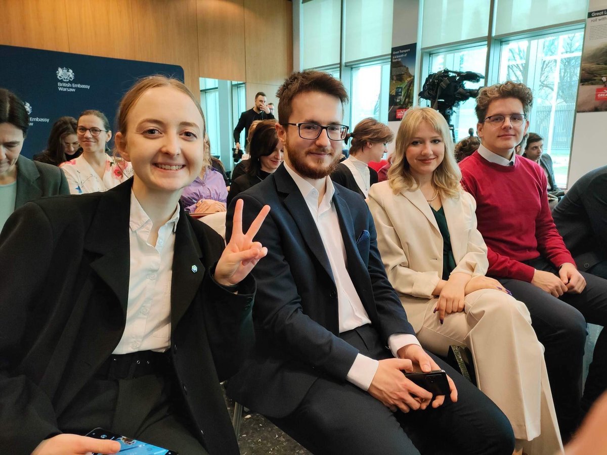 _dariadobosz's tweet image. Dzisiaj w Ambasadzie 🇬🇧🇮🇪odbyła się debata o roli młodzieży w zielonej transformacji 🌳🔋
Nie możemy dopuścić do tego, aby nasze pokolenie stało na pierwszej linii frontu podczas katastrofy klimatycznej. CZAS NA ZMIANY✌️

Dziękuje @AnnaClunes za zaproszenie i wspieranie młodych!
