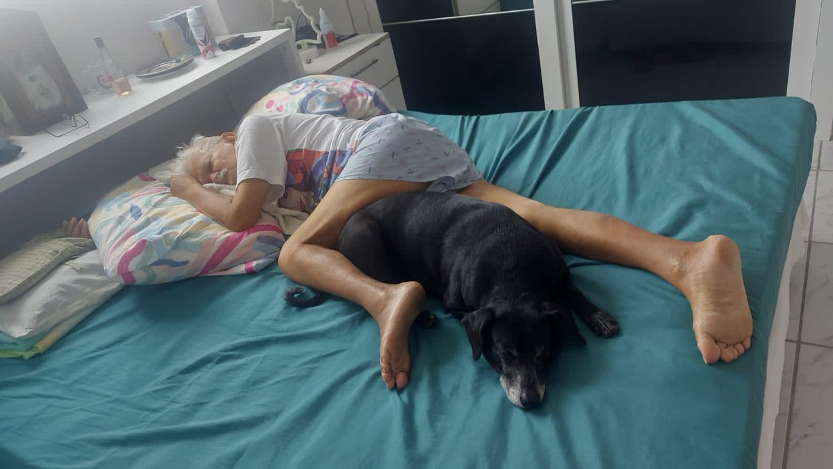 "Meu papi está tentando se acostumar com os efeitos da hemodiálise. Sempre que faz, ele fica derrubado por algumas horas. E eu não saio de perto dele um segundo, para que ele se sinta apoiado e mado. Amo o meu pai." (Lôla)