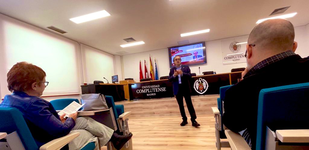 ValorCompluten1's tweet photo. "La falta de transparencia y la pérdida de confianza llevan a la fragmentación y desestructuración de las organizaciones e instituciones. Defiendo los valores esenciales para la gestión de @unicomplutense" 
#JavierAriasRector @javardiaz #valorcomplutense https://t.co/0jOm4DJGvR