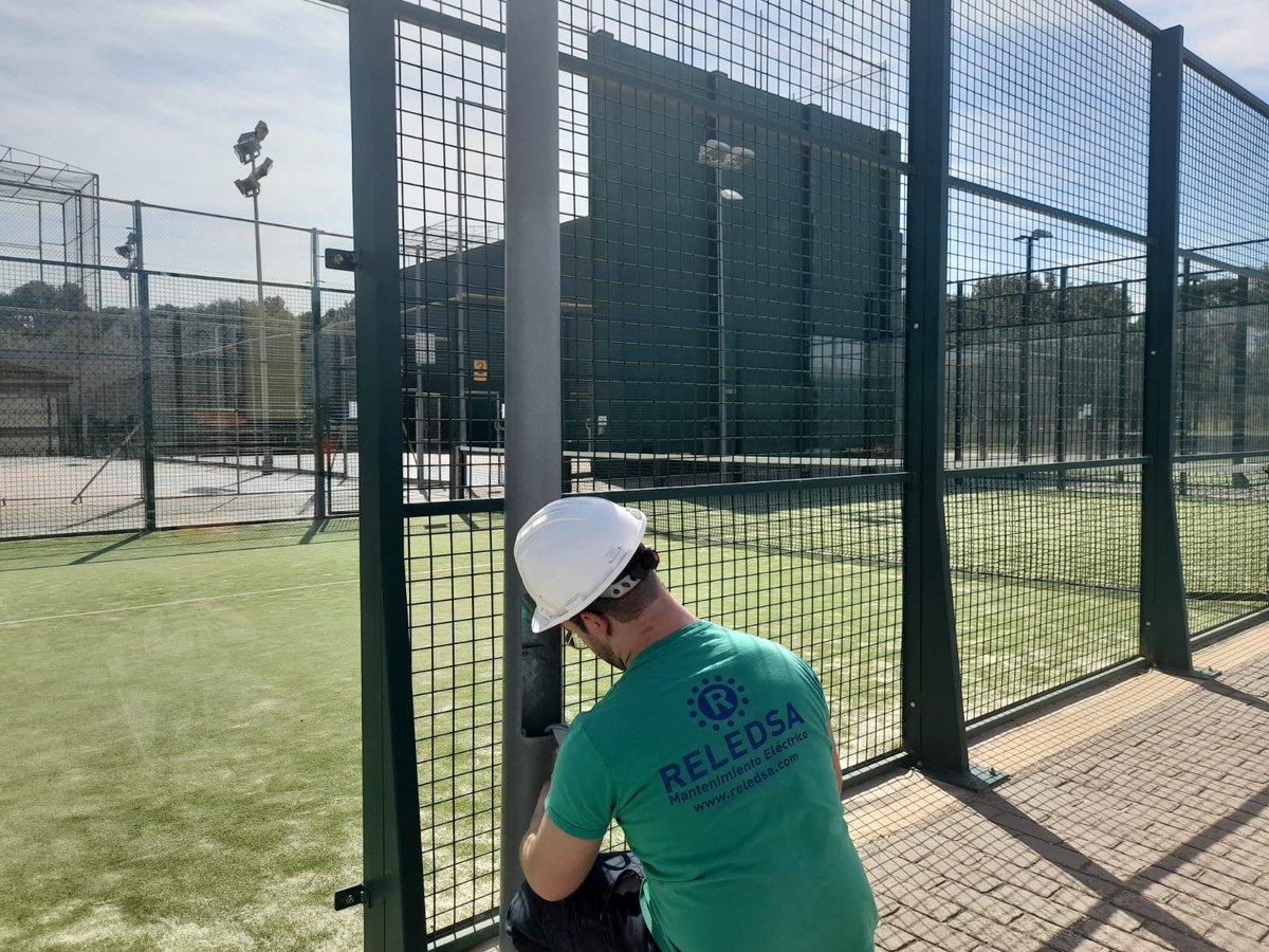 reledsa's tweet photo. Aprovechamos el caloret faller para realizar más trabajos en este polideportivo.
#trabajar #mantenimiento #mejoras #reledsa https://t.co/mcyAm17edm