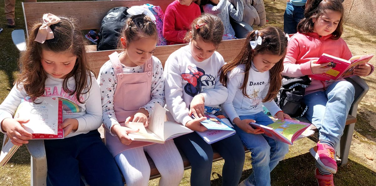 BMCadiz's tweet photo. 📚Y cuando la primavera ya asoma... nuestro jardín de #BiblioAdolfoSuárez florece. Esta mañana soleada nos han visitados los niños y niñas de 1º y 2º EPO de #CEIPLaInmaculada que han disfrutado tanto como nosotras de la lectura al aire libre https://t.co/Xk0IumfdzF