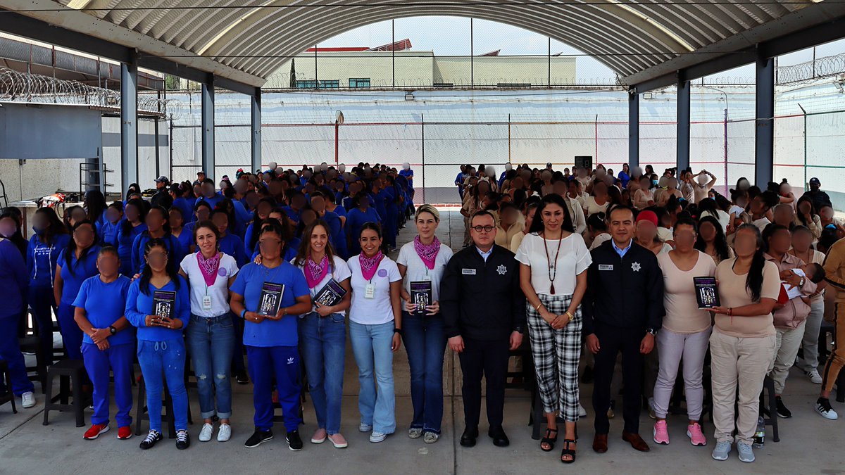 El día de ayer presentamos nuestro libro en el penal de Neza-Bordo en el Estado de México. Agradecemos a las autoridades del <a href="/Edomex/">Gobierno del Estado de México</a> por acompañarnos y apoyarnos en este proyecto.

#AcusáisAlaMujerSinRazón #FeminismoDesdeLaCárcel
📚♀️⛓️