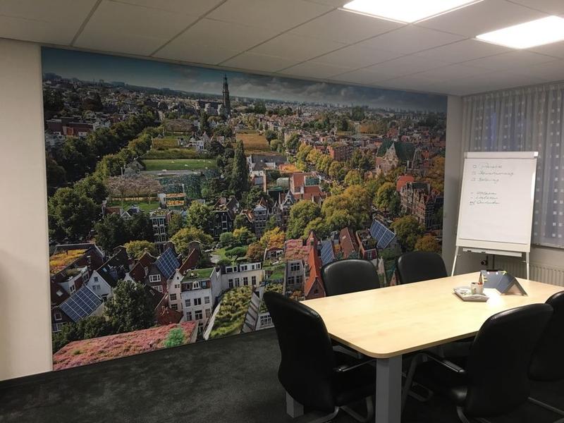 Wat een prachtig plaatje. #zonnepanelen op de #daken. Mensen picknickend op hun 'dakgazon’. Er zijn zelfs grazende schapen en koeien te zien. Stel je voor dat je daar zou wonen en dat zelfs de dieren van de daken profiteren. Daar word je toch vrolijk van! lnkd.in/eZV4e5Vr.