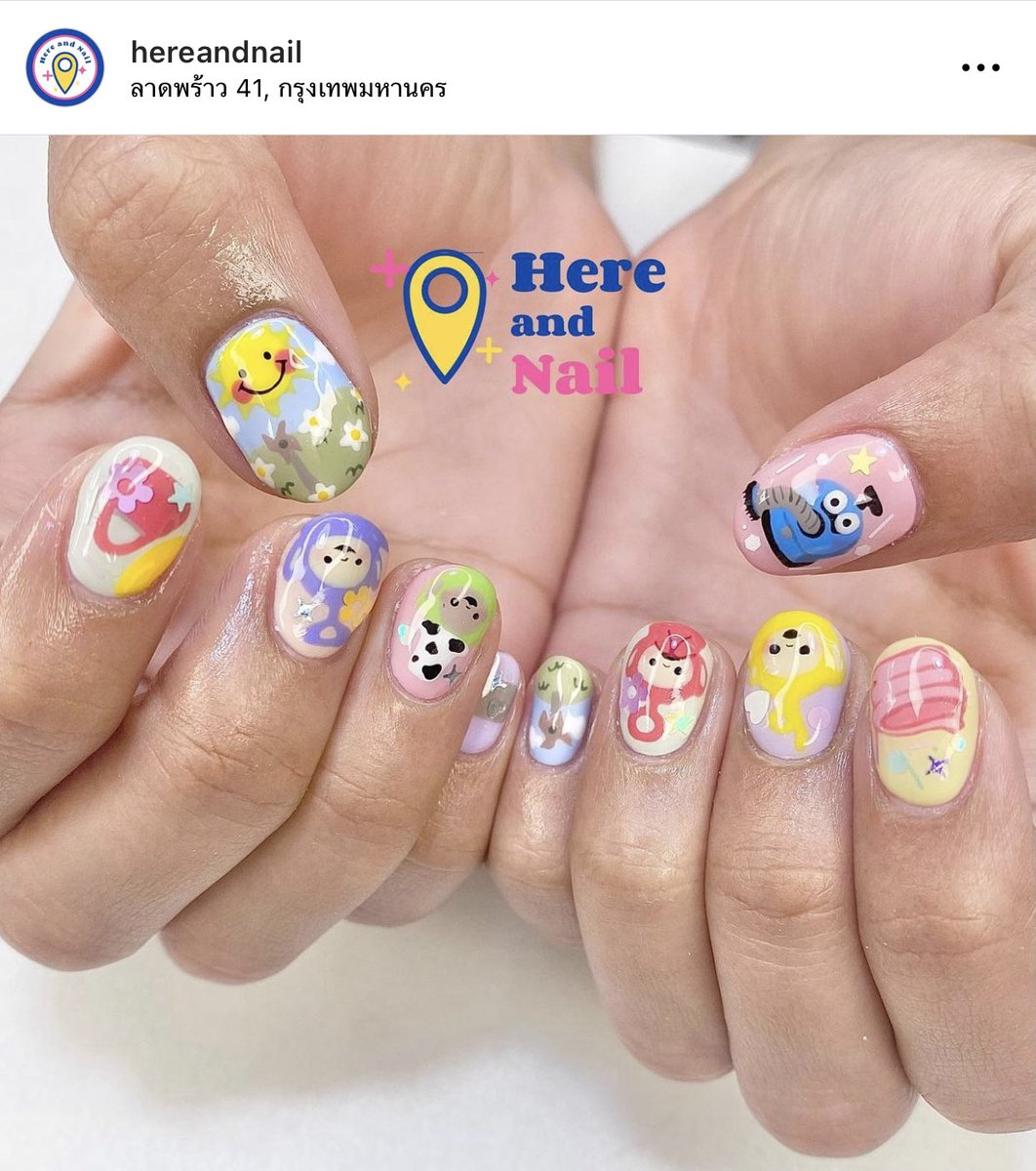 atmoment's tweet photo. ร้านทำเล็บที่หนึ่งในใจ 💅🏼✨🫶🏼 มีแบบเยอะมากกก แถมราคาไม่แพงเลย แอบเห็นมีลายของน้องดรีมด้วย น่ารักมากๆๆๆๆ พิกัด @_hereandnail ค่า 🥺💖 https://t.co/6mXl9ZZbVX