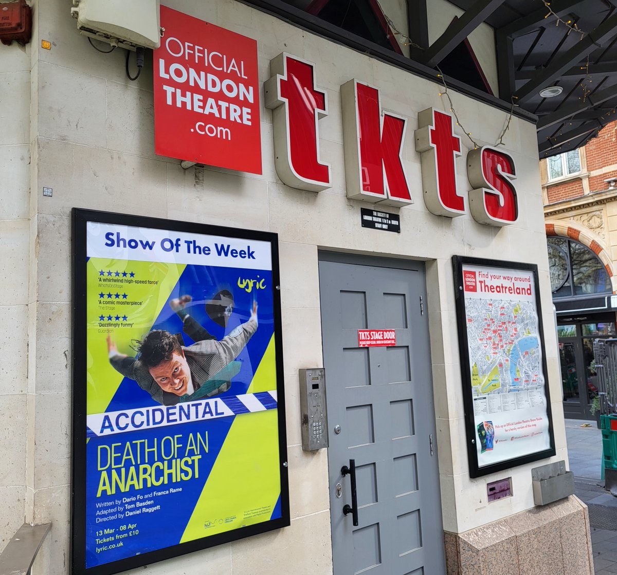 LyricHammer's tweet photo. #AccidentalDeathofAnAnarchist is @london_theatre's #ShowOfTheWeek ๐Snap up the last number of tickets to this evening's preview performance at 7.30pm. Be quick, tickets are selling fast ๐
https://t.co/HAEHQA5H1B https://t.co/k1yS4l590a