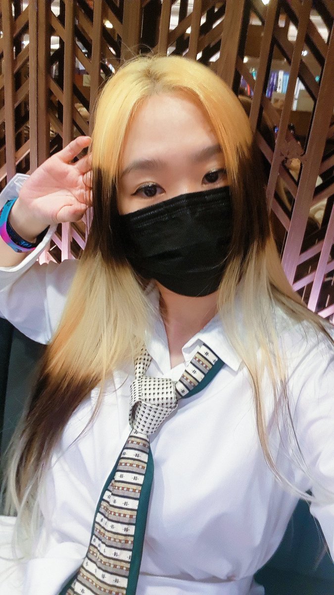 lucyjijivivi's tweet image. My new hair dye 💛🖤

#hair #longhair #hairbleach #style #stylefashion #Stylish #hairdye #สีผม #newlook