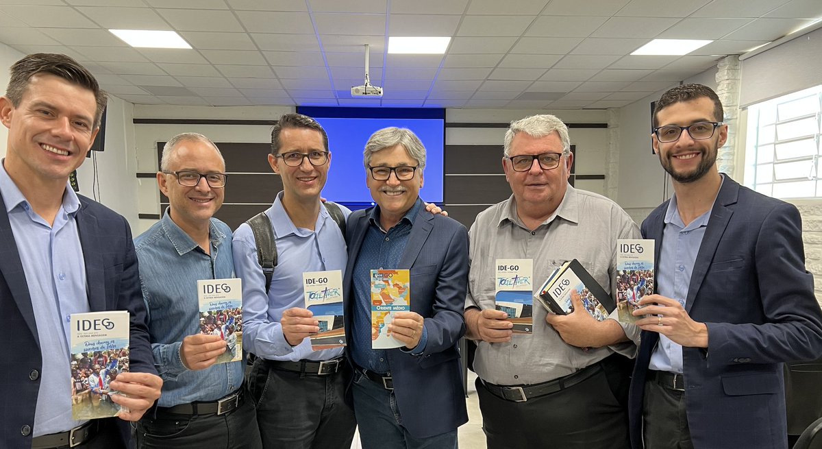 ApoloAbrascio's tweet photo. Momento especial para o escritório da ANSR receber os pastores Siloé Almeida e Paulo Borba.
Eles são embaixadores do Plano Missionário Ide-Go, que envia pregadores do evangelho para áreas prioritárias.
Continua ecoando uma frase: “Devemos servir a Deus enquanto respirarmos”. https://t.co/KsLLtXX6Wh