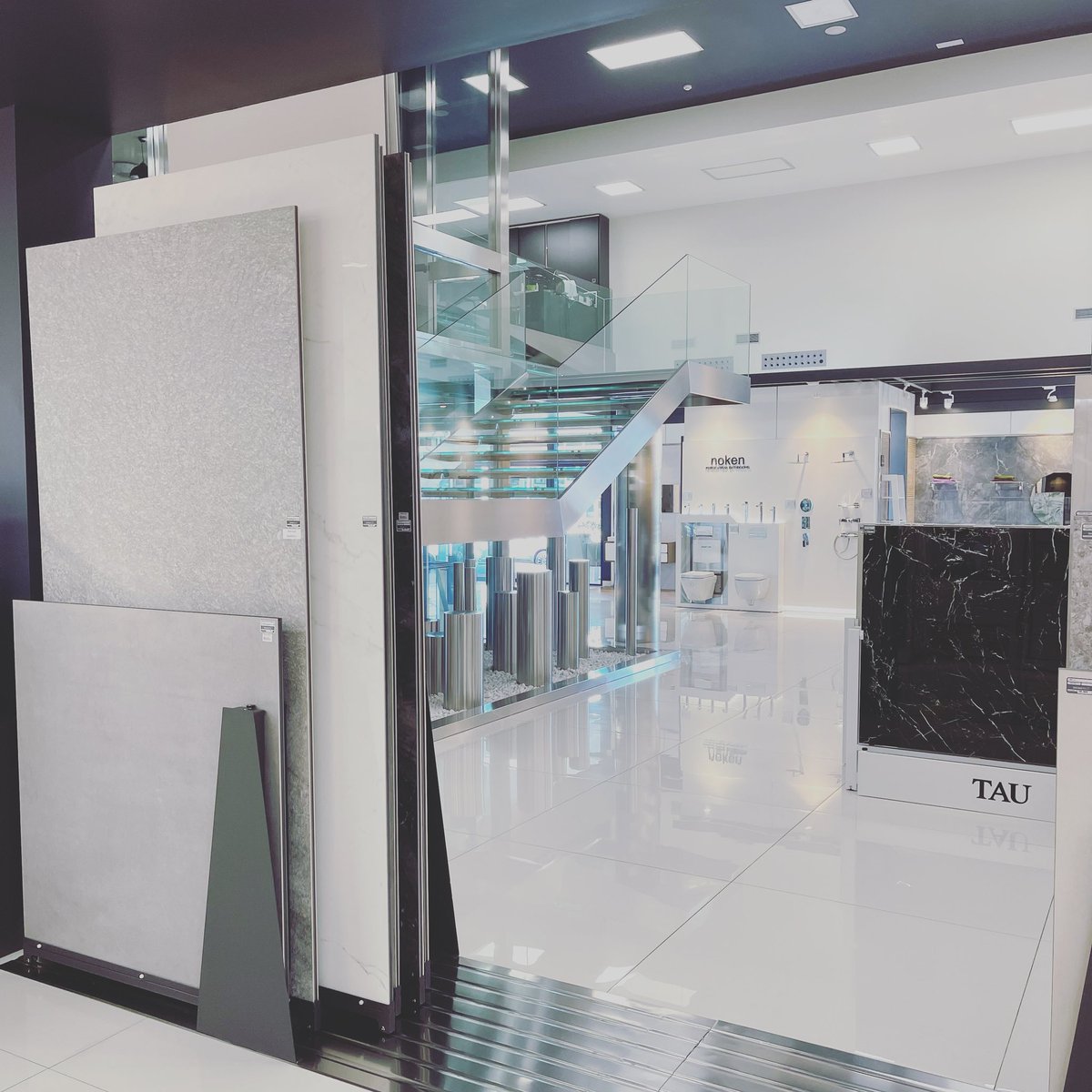 El tamaño sí importa. 😅 Y si no te lo crees ven a ver estas piezas en persona. ¡Impresiona! ☺️☺️ #cerámica #revestimentos #reformasintegrales