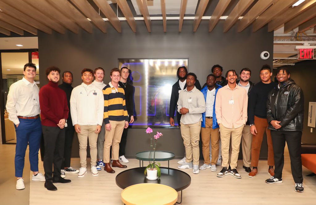 GatorsFB's tweet photo. NYC Business Break: @LinkedIn
Our group learned how to improve their LinkedIn profiles and better network on the platform.
#GatorMade | #GatorsInGotham https://t.co/IrSCsmaQip