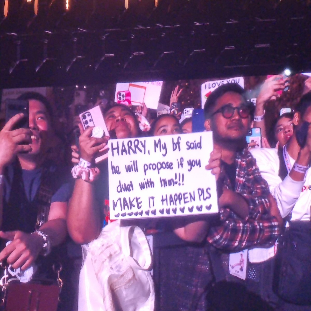 philconcerts's tweet photo. They're getting married! Her boyfriend just performed Sign of the Times with Harry Styles. #HarryStylesinPH #LoveOnTourPH by @livenationph https://t.co/iXHhi4SDMY