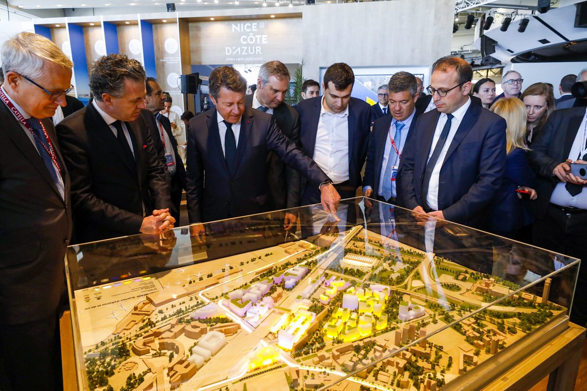 GaelNofri's tweet photo. Au #MIPIM avec @ChristopheBechu et @cestrosi pour évoquer nos ambitions pour #Nice ville verte, apaisée, dynamique et attractive.
La mobilité y prendra toute sa place:
- 5 lignes de tram;
- pôle multimodal de Saint Augustin;
- réseau dense de bus décarbonnés;
- des parc relais. https://t.co/BoiA7y7Sfp