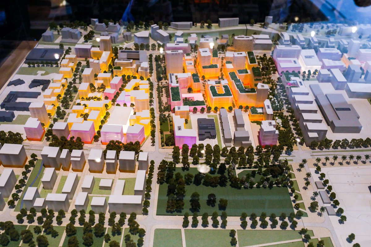 GaelNofri's tweet photo. Au #MIPIM avec @ChristopheBechu et @cestrosi pour évoquer nos ambitions pour #Nice ville verte, apaisée, dynamique et attractive.
La mobilité y prendra toute sa place:
- 5 lignes de tram;
- pôle multimodal de Saint Augustin;
- réseau dense de bus décarbonnés;
- des parc relais. https://t.co/BoiA7y7Sfp