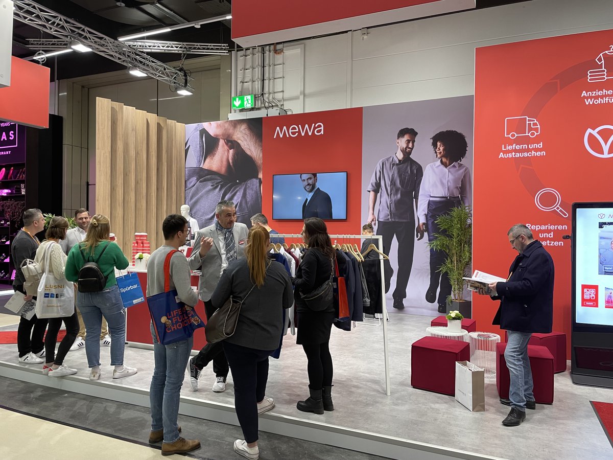 MEWA_DE's tweet photo. Perfekter Messestart bei der #Internorga in Hamburg und der @Salon_GI in Lyon 😊. Tolle Stimmung herrschte auf beiden europäischen Leitmessen, unsere Teams vor Ort hatten viele gute Gespräche, konnten zahlreiche neue Kontakte knüpfen und eifrig networken. #mewatm #textisharing https://t.co/hXzGjUDLuD