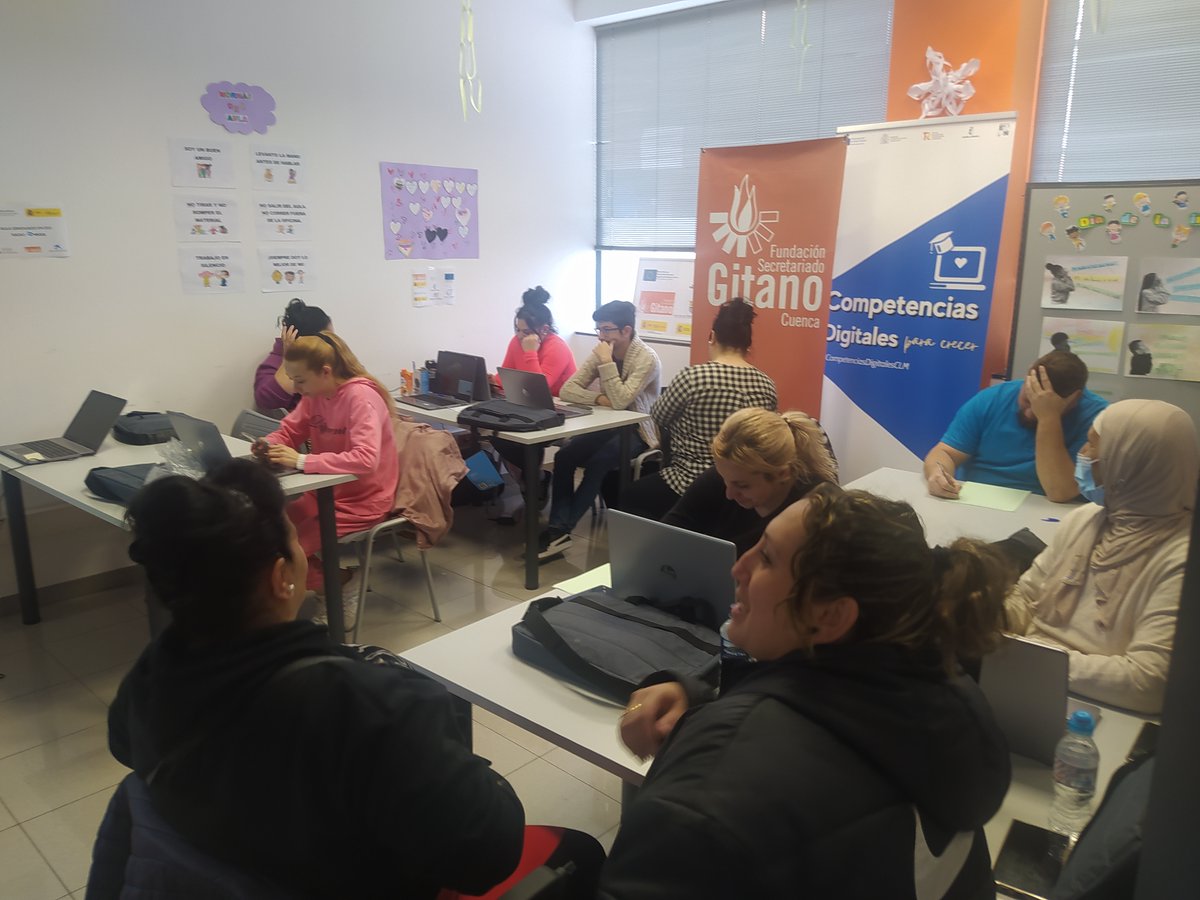 gitanos_org_CU's tweet photo. Hemos dado comienzo a la primera formación de Competencias Digitales para Crecer. 
#CompetenciasDigitalesCLM
Financiado por la Unión Europea- #NextGenerationEU
Con el apoyo y financiación de @gobjccm con la Consejería de #BienestarSocialCLM https://t.co/YxYuDCS1Mi