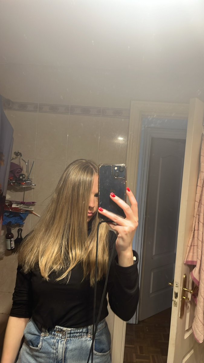 Yasmi_yass's tweet photo. @MarcoAldany  no tienen personal profesional, si no saben dar unas mechas que no las den pero que no destrozen el cabello . Necesito contactar con el dueño de Marco Aldany calle Alcalá 345 . Adjunto fotos de como traía el cabello y como me lo dejaron .Además tuve que abonar 70e https://t.co/KqS0o2cQQ1
