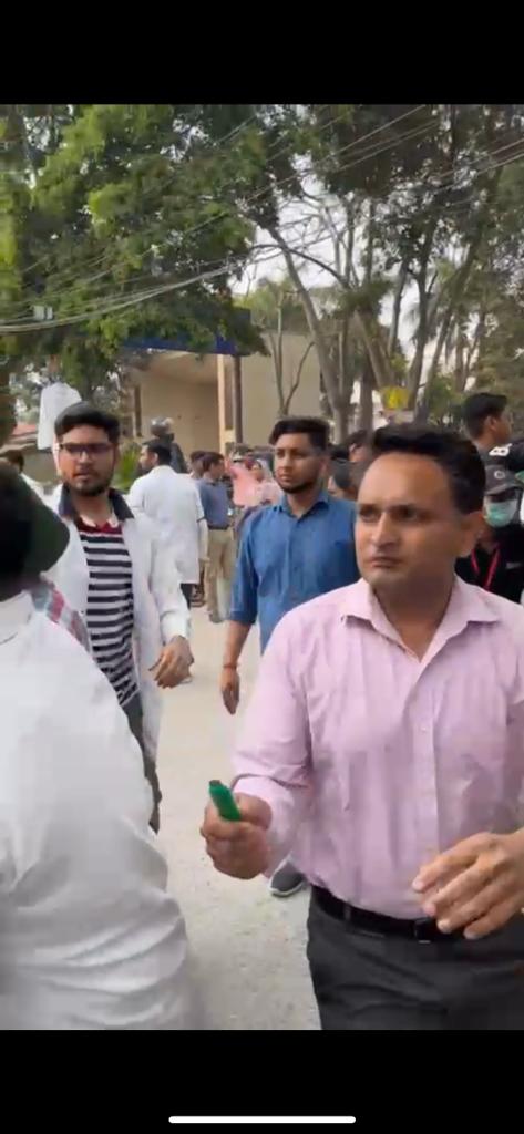 Geetika_rao_'s tweet photo. Day 2: We were sitting peacefully and raising our voices to start our internship, some goons came in ambulance with knifes, tore off our tent, few students were hurt, girls hair were pulled and harrassed in presence of College Principal!!!

#internshipshurukaro #sgrrfeehike https://t.co/Q1GOGUFWho