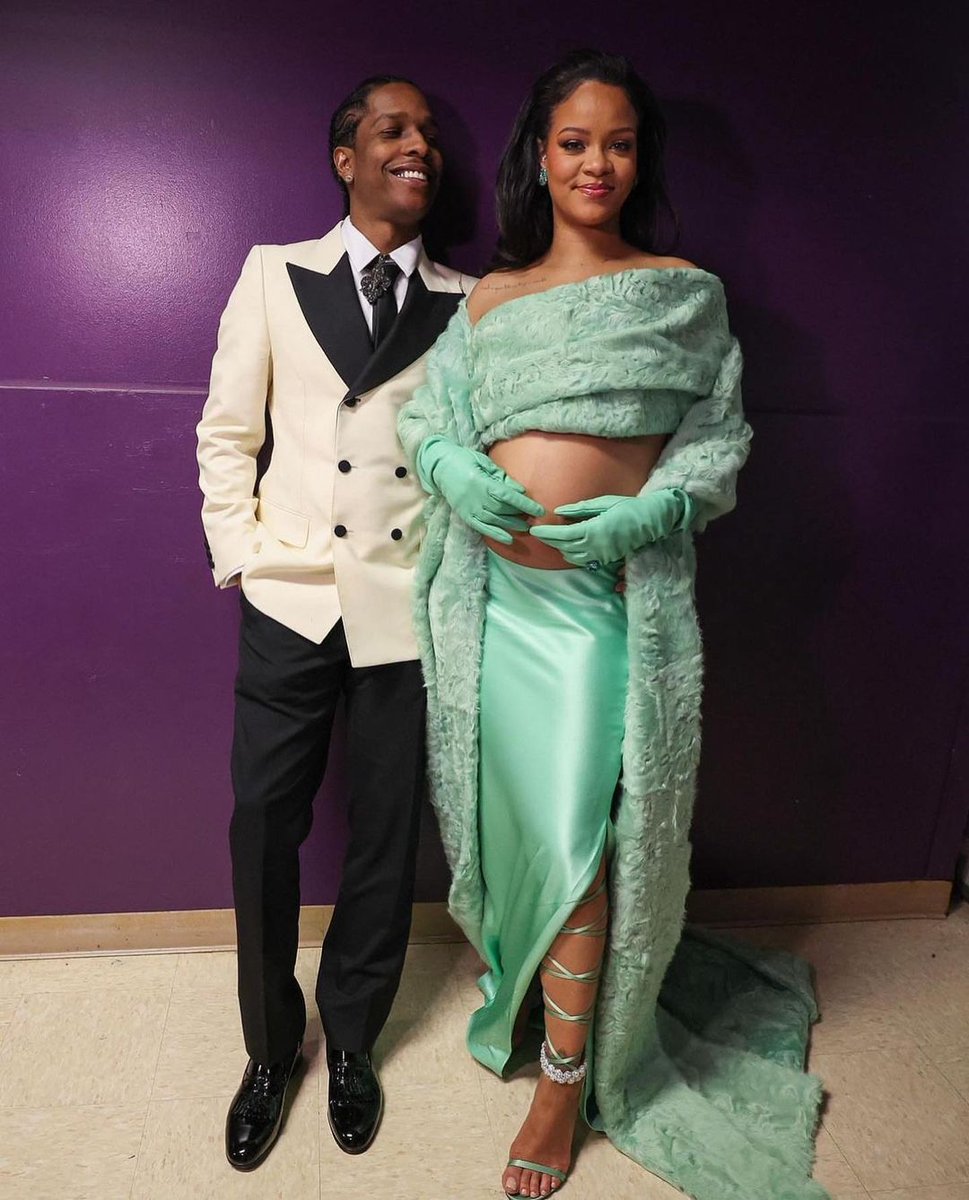 Rihanna never disappoints with her pregnancy outfits! The Barbadian singer showed up at the 2023 Oscars with green belly-bearing outfits alongside her hubby Asap Rocky. Photo: Robert Gauthier (Getty Images) Rihanna never disappoints with her pregnancy outfits! The Barbadian singer showed up at the 2023 Oscars with green belly-bearing outfits alongside her hubby Asap Rocky. Photo: Robert Gauthier (Getty Images)