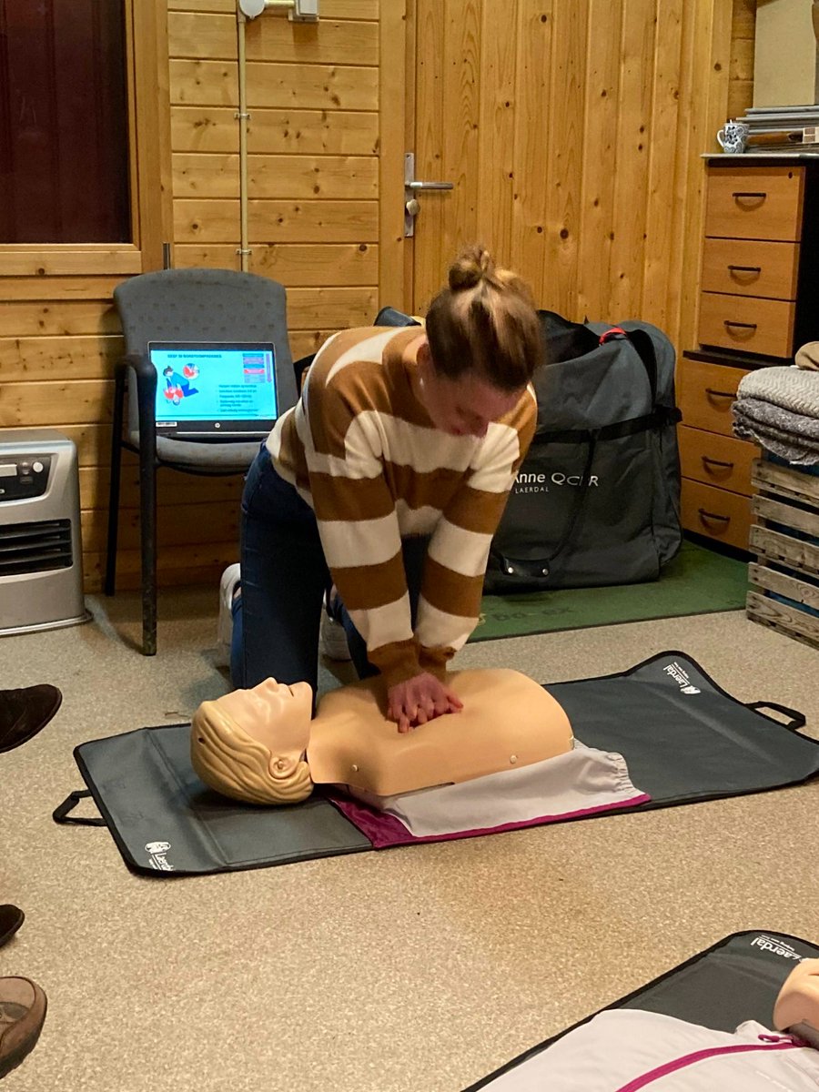 Vorige week verzorgden we een reanimatietraining op verzoek van de vrijwilligers van Atv Galecop. Ze wilden graag weten hoe de AED aan hun clubgebouw werkt en hoe zij moeten handelen bij een hartstilstand. 

Wil jij ook weten hoe je moet handelen?  vrijwilligershuis-nieuwegein.nl/academie