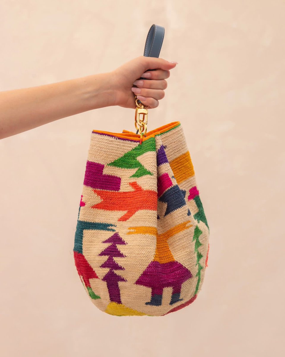 Shigra Mia, una manera de transmitir  los paisajes  y las experiencias vividas por la la gente en el campo, una manera de  inmortalizarlas de una manera sublime pero a la vez elegante, y que mejor que plasmarlo en un bolso. •
Guarda memorias. Guárdalas en un shigra!