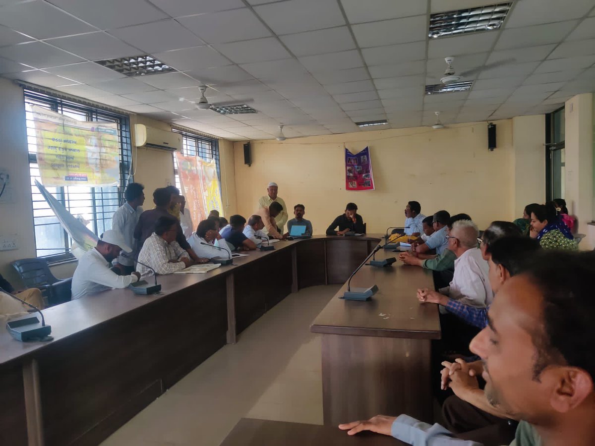 *આજરોજ પાદરા તાલુકાના સરકાર માન્ય વાજબી ભાવની દુકાનના સંચાલકશ્રીઓની બેઠક યોજવામાં આવેલ જેમાં પુરવઠા લગત વિવિધ મુદ્દાઓની સમીક્ષા કરી તથા મહત્તમ ઈ શ્રમ કાર્ડ રજીસ્ટ્રેશન કરવામાં આવે તે મુજબ કામગીરી કરવા સમજૂત કરવામાં આવ્યા<a href="/CollectorVad/">Collector & DM Office Vadodara</a>