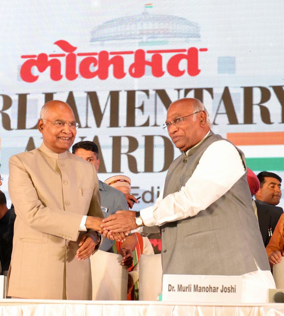 kharge's tweet photo. Delighted to be attending the Lokmat Parliamentary Awards. 

I pay my homage to great freedom fighter &amp; founder of @Lokmat, Jawaharlalji Darda ji on his birth centenary year. 

His contribution in establishing a truly independent media platform is laudable. https://t.co/gsDyAqaf8x