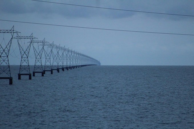 Rainmaker1973's tweet photo. How the power lines at Lake Pontchartrain, Louisiana, simply and clearly show the curvature of the Earth 

[read more: https://t.co/xkGCQzbX4x] https://t.co/u5xauozdhh
