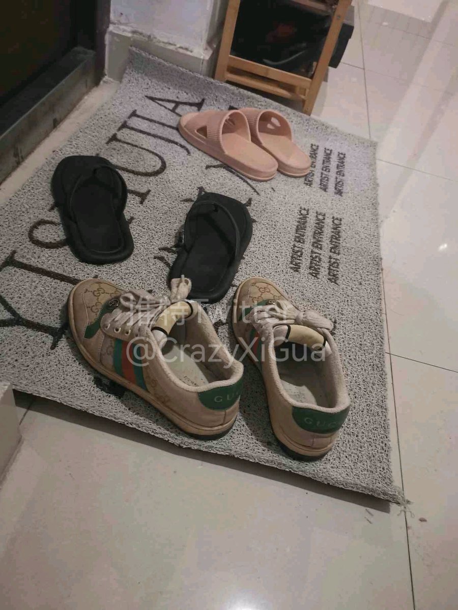 终于看到了这家女主人的长相，一个整容脸的夜店美女，还有她现脱的Gucci板鞋，过年刚玩过她的靴子！美女的鞋子自然不用多说，阵阵清香扑面而来！只可惜为什么她男伴那么矮，真是便宜这小子了。＃扫楼 #打胶 #扫楼打胶 #射鞋 https://t.co/17gCpA0Zcw