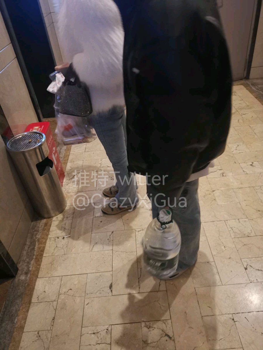 终于看到了这家女主人的长相，一个整容脸的夜店美女，还有她现脱的Gucci板鞋，过年刚玩过她的靴子！美女的鞋子自然不用多说，阵阵清香扑面而来！只可惜为什么她男伴那么矮，真是便宜这小子了。＃扫楼 #打胶 #扫楼打胶 #射鞋 https://t.co/17gCpA0Zcw