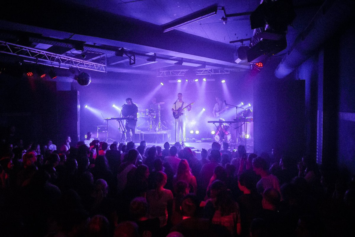 Fewjar's tweet photo. AFewYears Tour 2023

11.10.2023 Leipzig
13.10.2023 Köln
14.10.2023 Hamburg
20.10.2023 Berlin

Wir feiern 10 Jahre AFewSides. Mit seltenen Klassikern und neuen Hits. https://t.co/sGWqJuX7xm