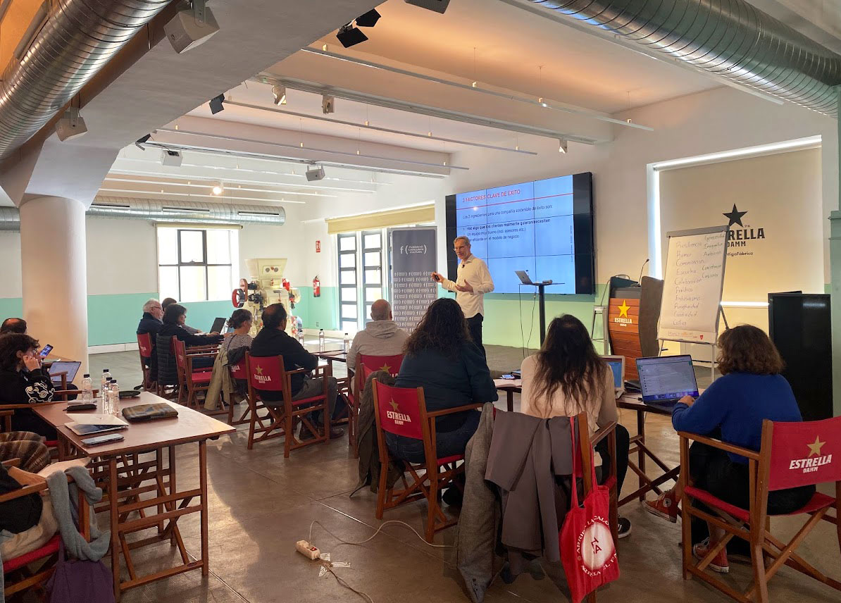 EADABusiness's tweet photo. 📌 Tret de sortida avui a una nova edició del #ProgramaIMPULSACULTURA2023 de @fcatcultura, un programa gratuït de formació i acceleració dirigit a #emprenedors culturals. El professor d'EADA Bart Huisken els ha donat vàries claus per desenvolupar amb èxit un model de negoci. https://t.co/nqhlaxSOU8