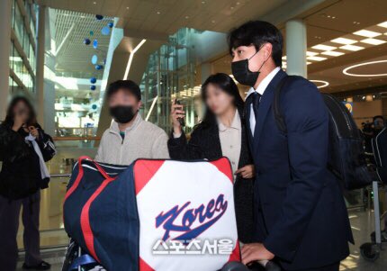 japon_corea_'s tweet photo. 230314 #arrival HND🛩ICN 
Welcome Home ! I think you are tired, please take a rest well.I keep cheering for you !! 

#이정후 #李政厚 #イジョンフ #leejunghoo #キウムヒーローズ 
#키움히어로즈 #kiwoomheroes 
#韓国好き #lovekorea #amocorea #badeball #野球 #beisbol https://t.co/rpwvWiKu5e