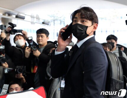japon_corea_'s tweet photo. 230314 #arrival HND🛩ICN 
Welcome Home ! I think you are tired, please take a rest well.I keep cheering for you !! 

#이정후 #李政厚 #イジョンフ #leejunghoo #キウムヒーローズ 
#키움히어로즈 #kiwoomheroes 
#韓国好き #lovekorea #amocorea #badeball #野球 #beisbol https://t.co/oy4VEB7vEv