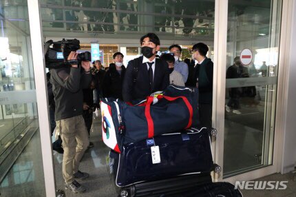 japon_corea_'s tweet photo. 230314 #arrival HND🛩ICN 
Welcome Home ! I think you are tired, please take a rest well.I keep cheering for you !! 

#이정후 #李政厚 #イジョンフ #leejunghoo #キウムヒーローズ 
#키움히어로즈 #kiwoomheroes 
#韓国好き #lovekorea #amocorea #badeball #野球 #beisbol https://t.co/oy4VEB7vEv