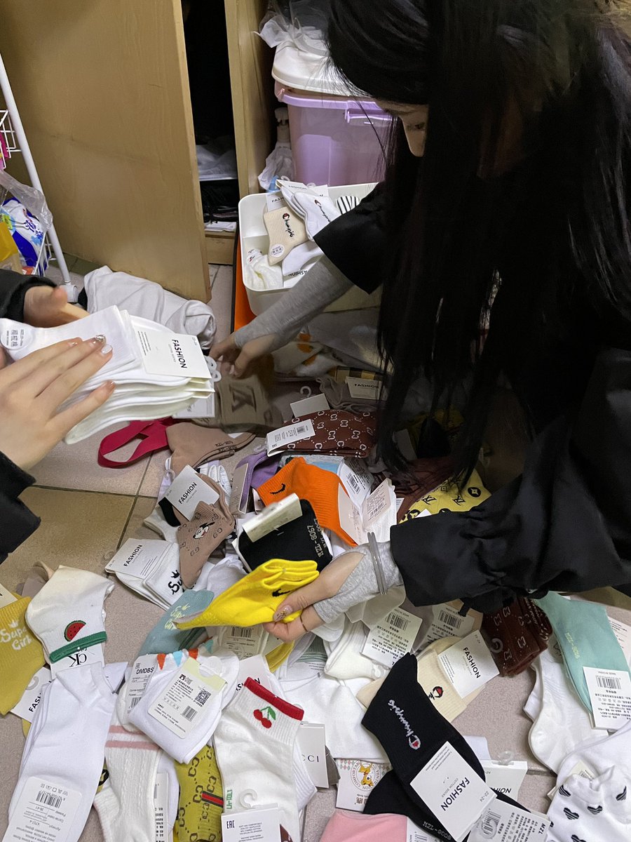 【寝室取袜】😷过后的第一年，找到了一个本市第一多的女孩学院。这次就没有限制女孩棉袜的颜色。款式收的是最多的一次了。最奇怪的这是个国上女孩。女神级的侧面，意外的是棉袜双双都是卡通的…好可爱的女孩子们。希望到手的兄弟们 温柔些 https://t.co/z76dnCgXuE