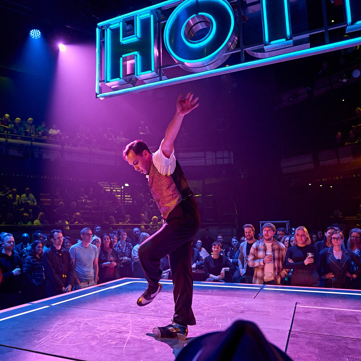 _bridgetheatre's tweet photo. What's opening at The Bridge, we'll tell you what's opening at The Bridge ✨ 

Break a leg to the entire cast, company and orchestra for Guys &amp; Dolls ahead of the official opening this evening🎲💃🎶

📸 Manuel Harlan

#GuysAndDolls #BridgeTheatre https://t.co/qEivTbdvMC