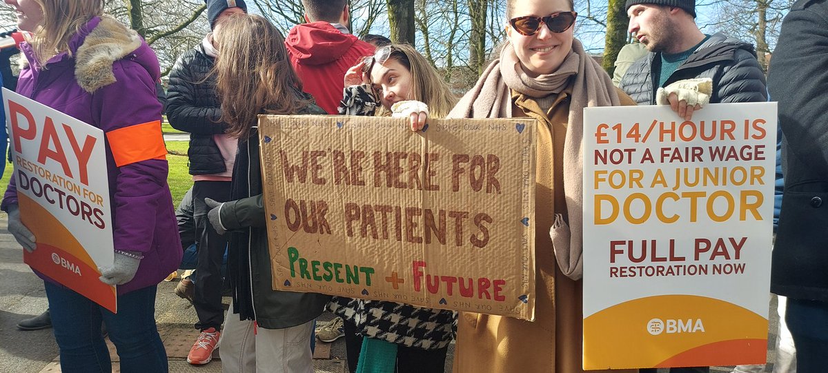 LWHstays's tweet photo. #Doctors #DoctorsStrikes #RestoreandRepairtheNHS #ArrowePark #noprivatisation #backtoBevan
The barrage of support from  traffic was brilliant. Pay the doctors, nurses, midwives, et al. NHS funding should go to patient care, + staff pay +small admin  and not  a penny for  profit. https://t.co/zs3DurTdDf